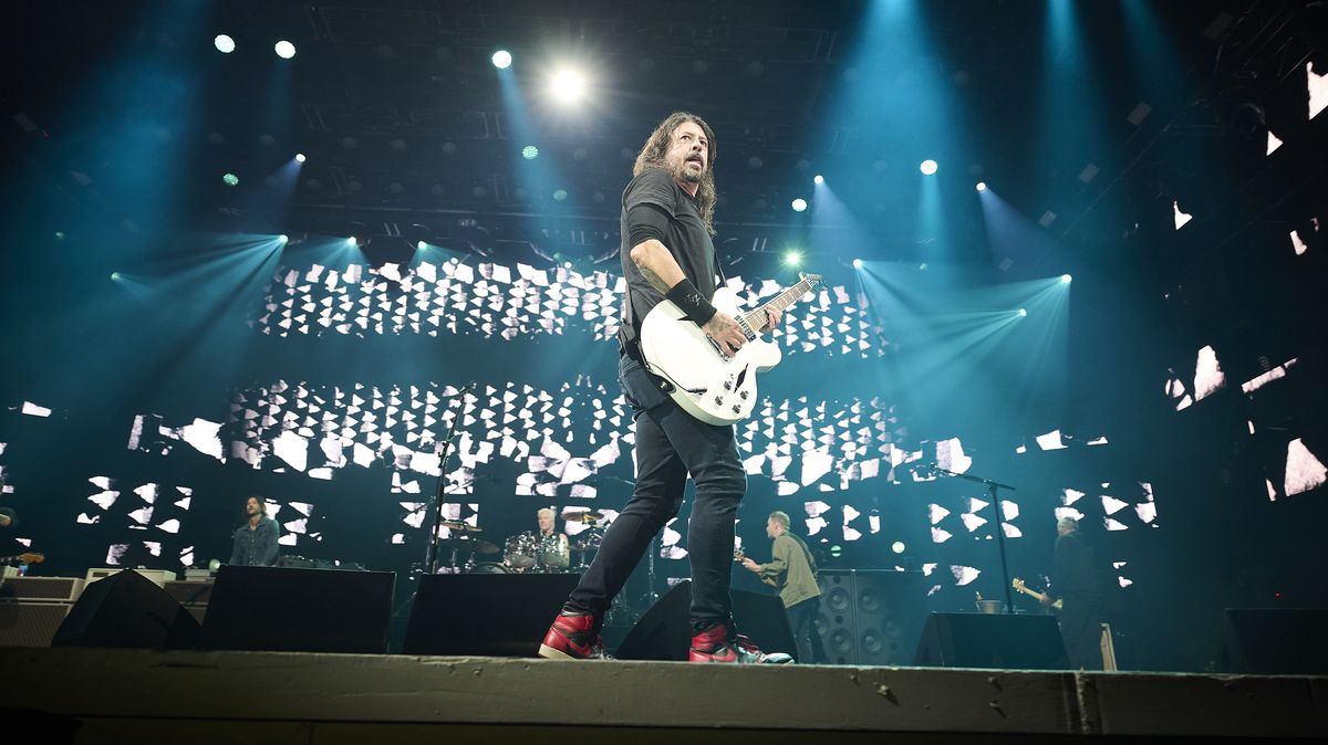 RECENZE: Hojivé písně rockerů Foo Fighters